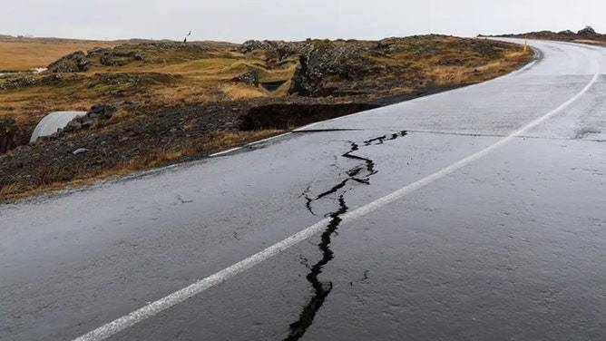 每天地震900多次，冰岛宣布进入紧急状态！游客凌晨纷纷从酒店逃离，著名景点关闭