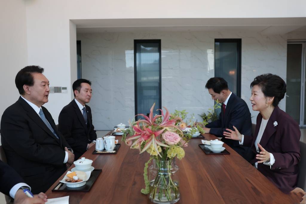 朴槿惠再次与韩第一夫人老公会面，穿酒红色西装配珍珠项链超惊艳