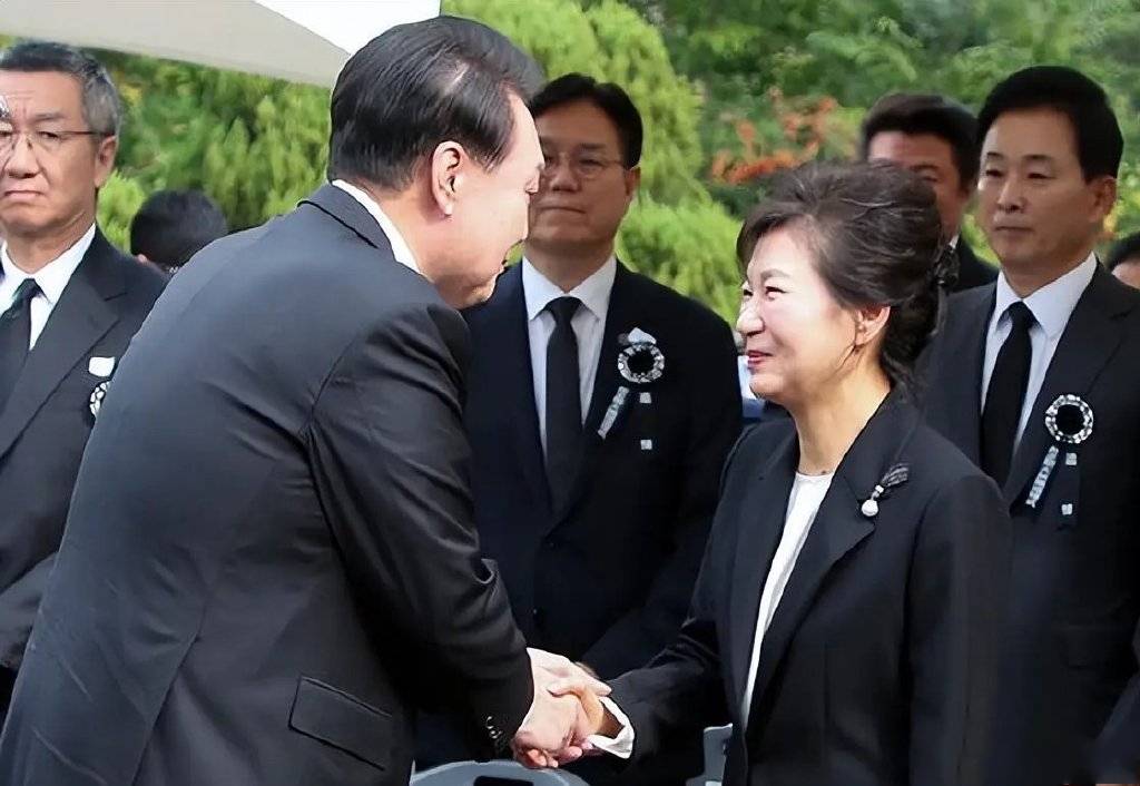 朴槿惠再次与韩第一夫人老公会面，穿酒红色西装配珍珠项链超惊艳