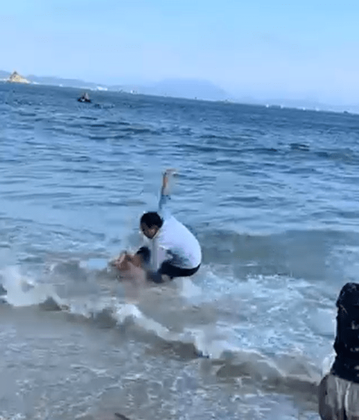 暖心一幕！深圳一幼童海滩险些被海浪卷走，好心大哥飞奔捞起