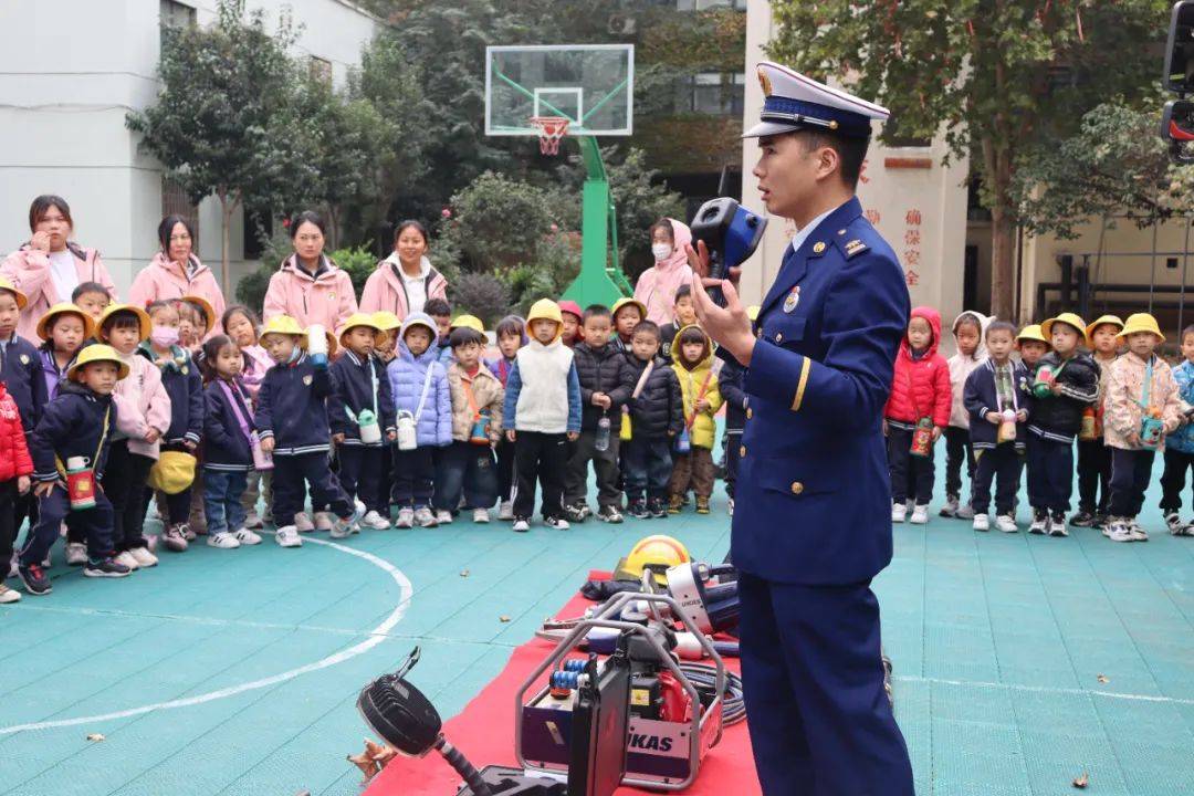 消防零距离，致敬“火焰篮”——三之三学苑幼儿园消防站社会实践活动