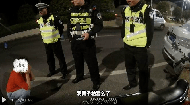 贵阳一女子酒后骑摩托被查崩溃大哭，大吼“只想回家”，经检测属醉驾