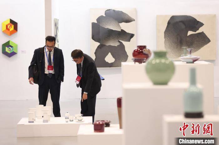两岸青年当代艺术和文创展亮相南京 呈现艺术融合新景象