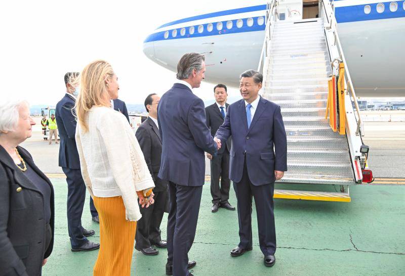 【看世界】习近平主席抵达美国旧金山，在美华人热烈欢迎