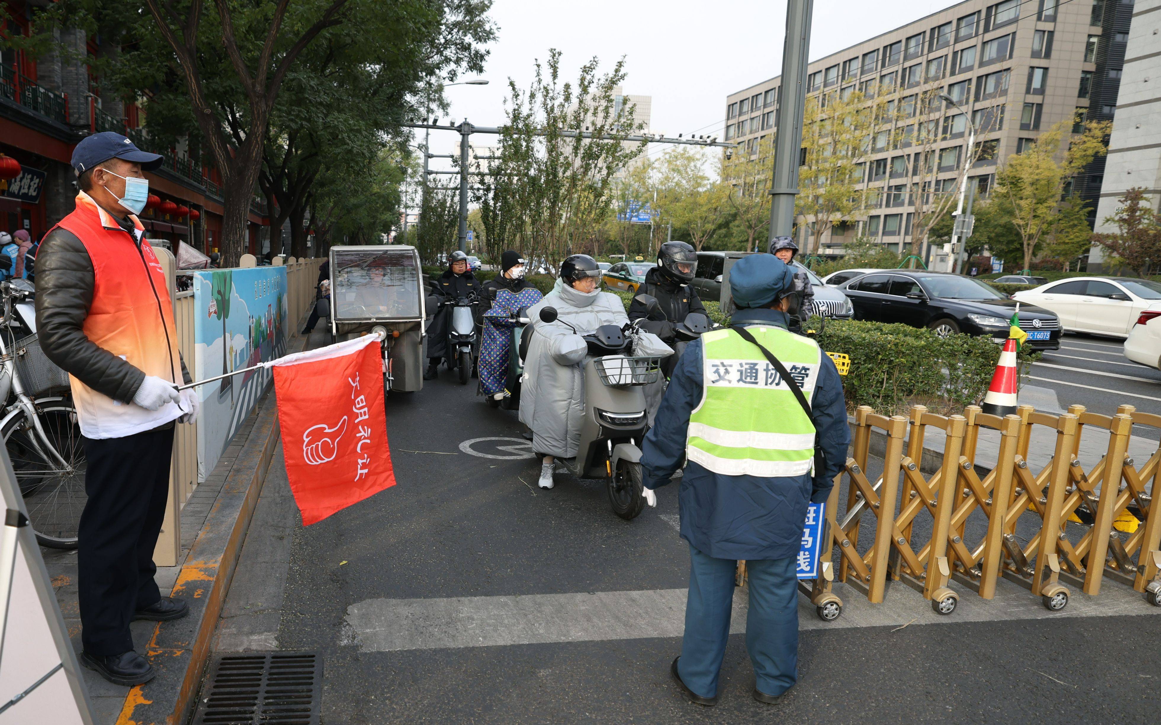 治理路口非机动车违法，北京交警将重点处罚“挑头人”