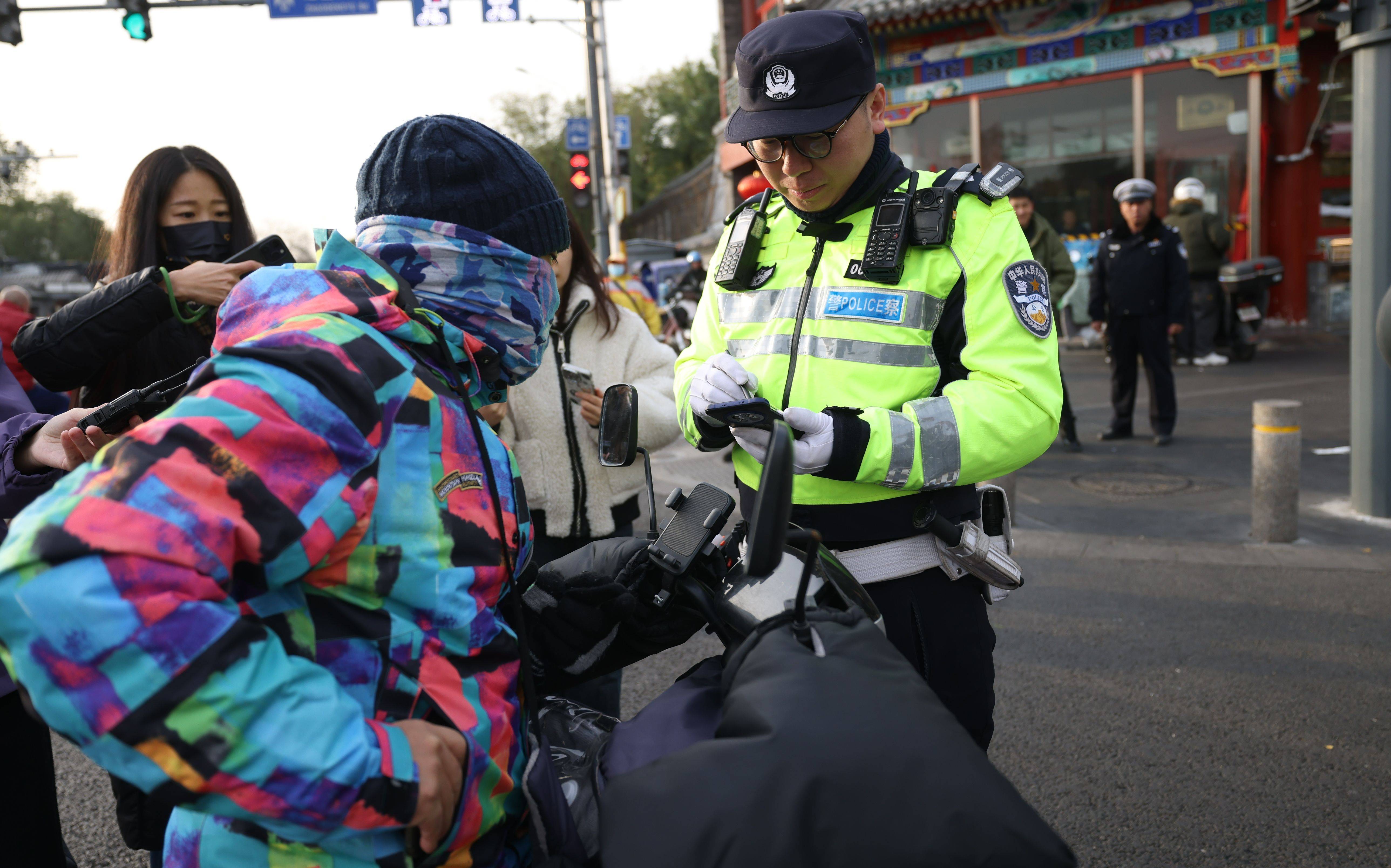 治理路口非机动车违法，北京交警将重点处罚“挑头人”