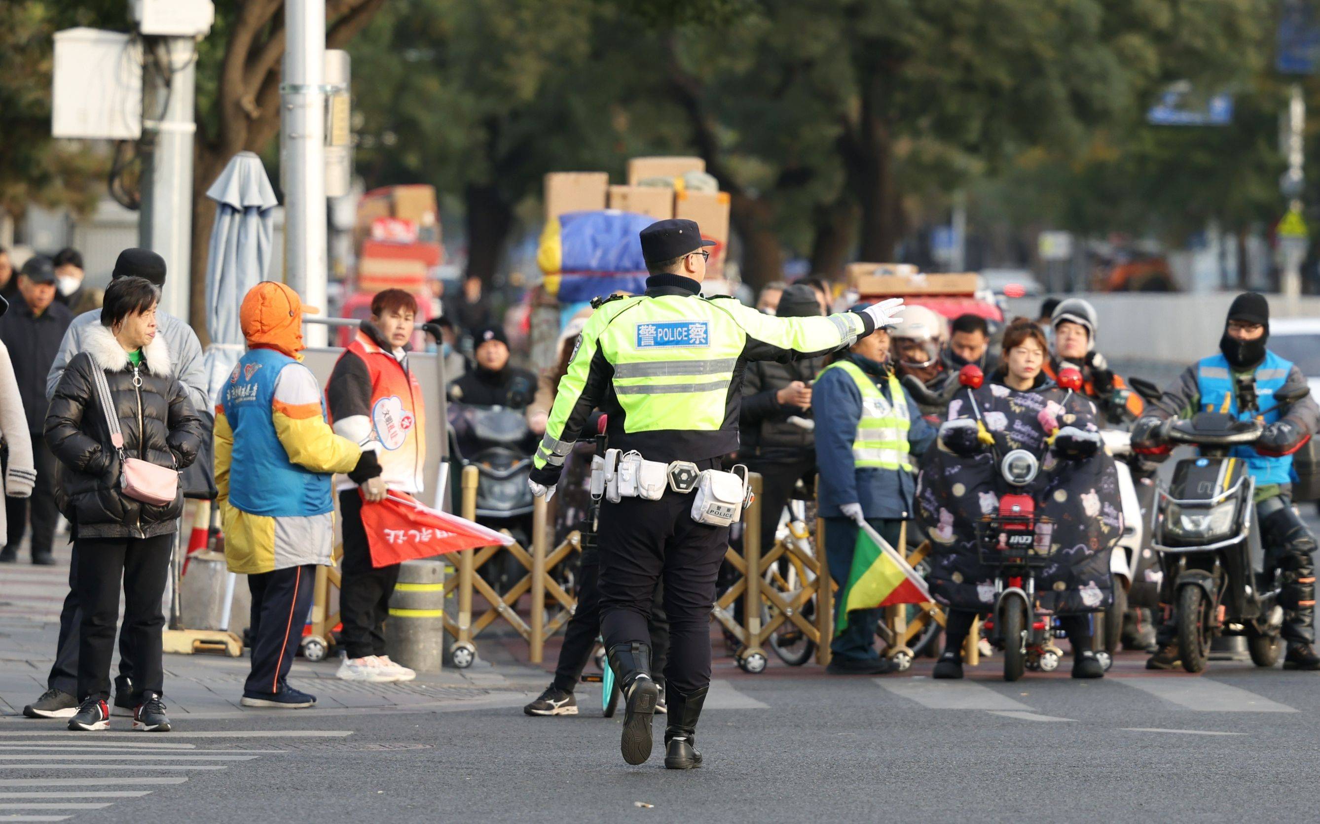 治理路口非机动车违法，北京交警将重点处罚“挑头人”