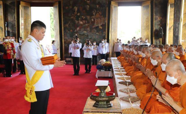 泰国提帮功王子回国亮相！独自营业很威风，眼神坚定王者气场绝了