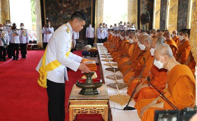 泰国提帮功王子回国亮相！独自营业很威风，眼神坚定王者气场绝了