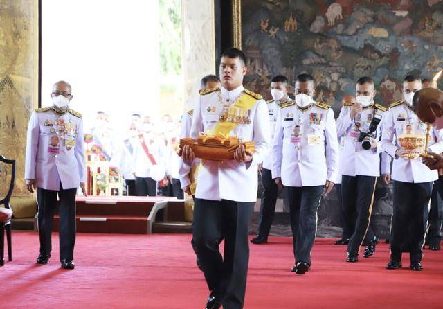 泰国提帮功王子回国亮相！独自营业很威风，眼神坚定王者气场绝了