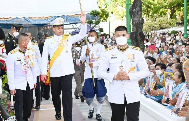 泰国提帮功王子回国亮相！独自营业很威风，眼神坚定王者气场绝了