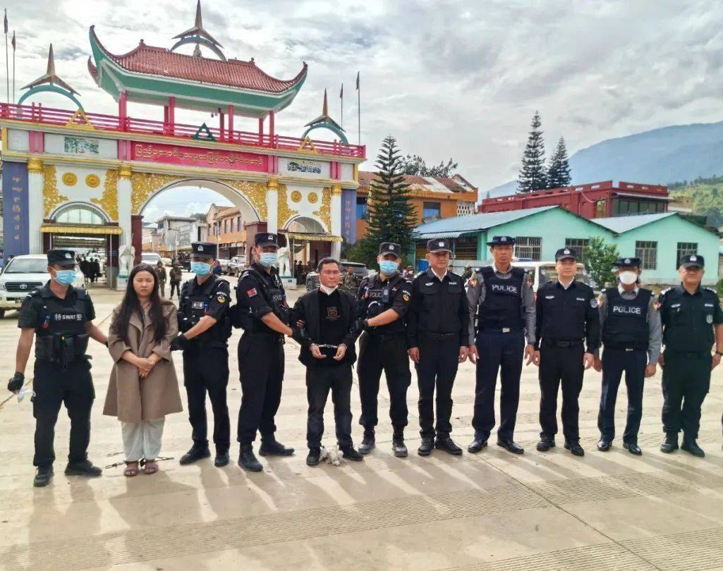 明国平、明菊兰、明珍珍被移交中方！现场画面曝光