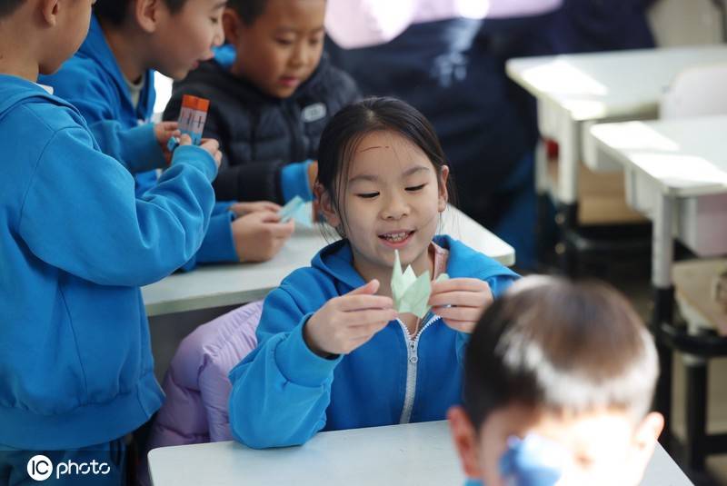 课间十分钟禁外出 小学生躲厕所交换零食