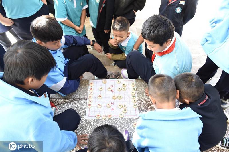 课间十分钟禁外出 小学生躲厕所交换零食