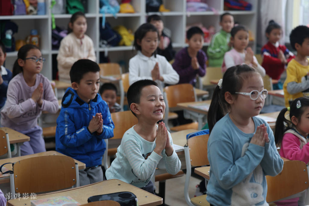 课间十分钟禁外出 小学生躲厕所交换零食