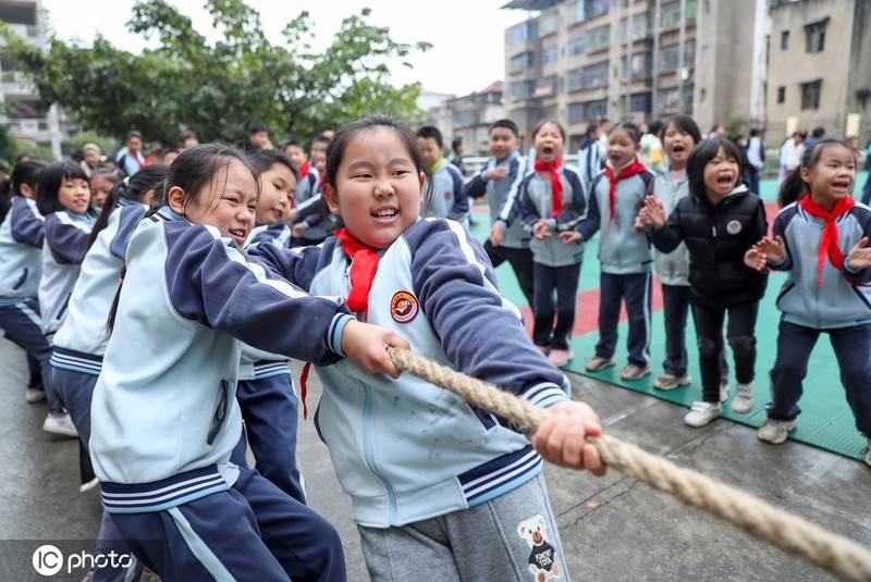 课间十分钟禁外出 小学生躲厕所交换零食