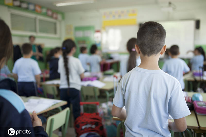 课间十分钟禁外出 小学生躲厕所交换零食