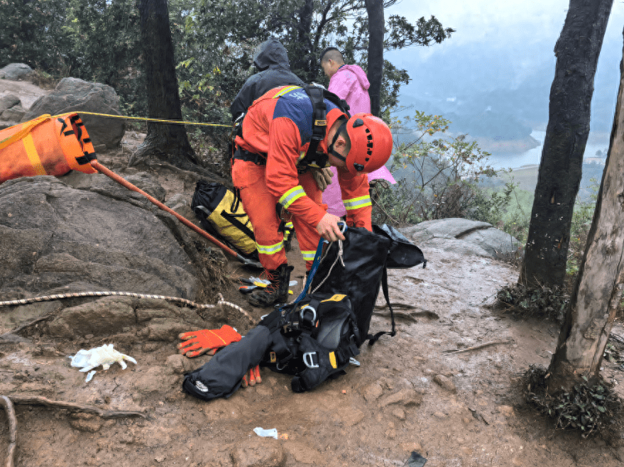 南昌一男子爬山不慎滚落山崖，历时4小时消防员成功营救