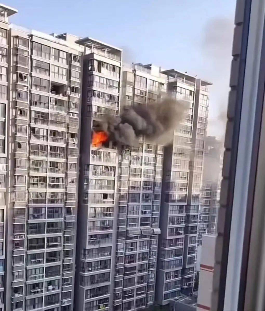 一高层住宅发生爆炸！多家住户门窗被震毁