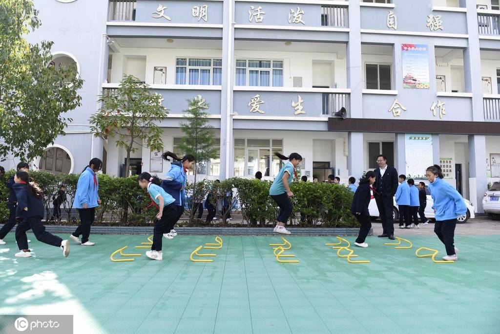 小学生课间被同学砸坏人工耳蜗，有点同情被判赔的学校