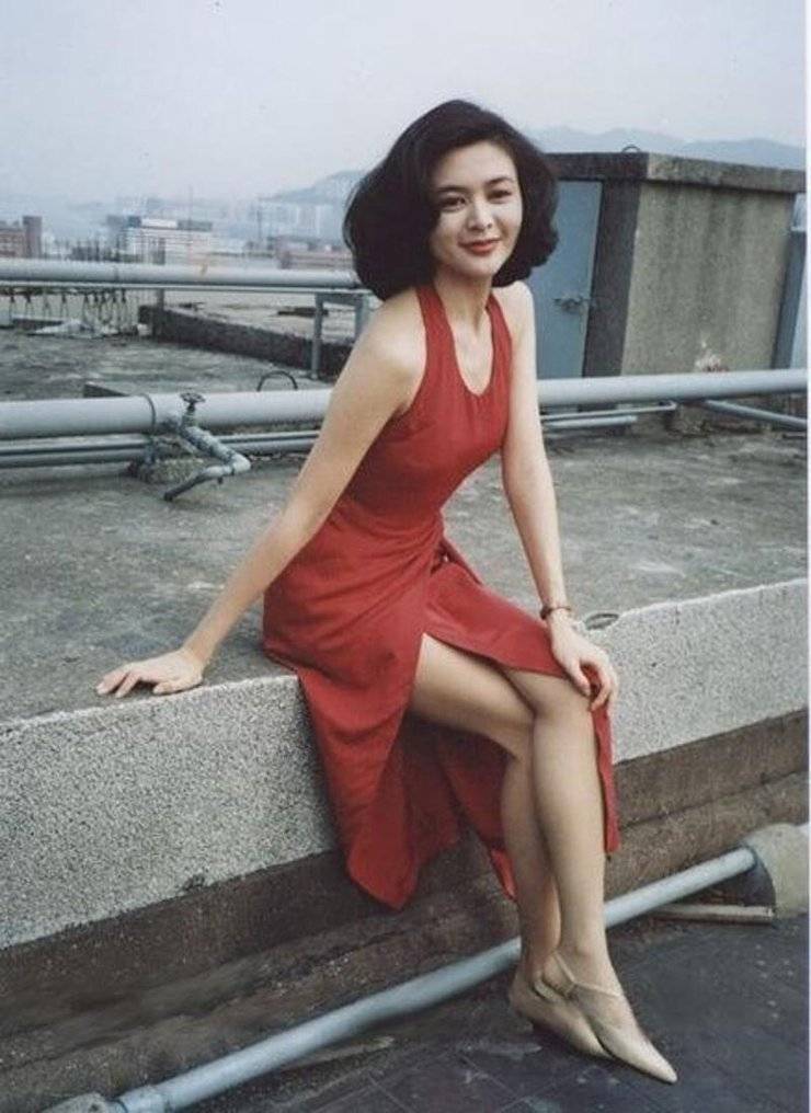 不愧是香港第一美女，61岁“花瓶”关之琳登封玉腿美背惹眼球！