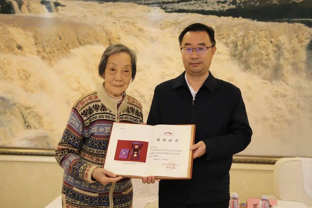佟麟阁烈士之女佟亦非向抗战馆捐赠抗战胜利70周年纪念章