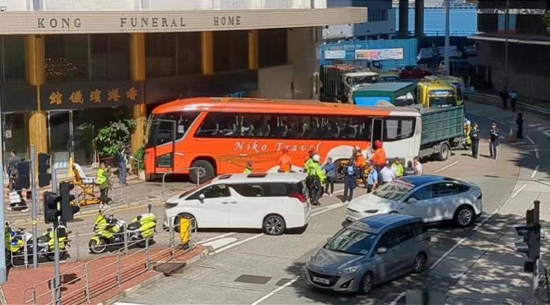 香港一旅游巴士撞上殡仪馆大门，画面曝光！警方称14人受伤