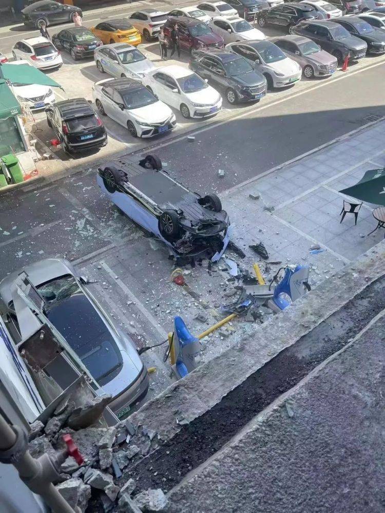 【原创】突发！深圳一小鹏汽车从楼上坠落、暂无人员伤亡，当地派出所称原因仍在调查中