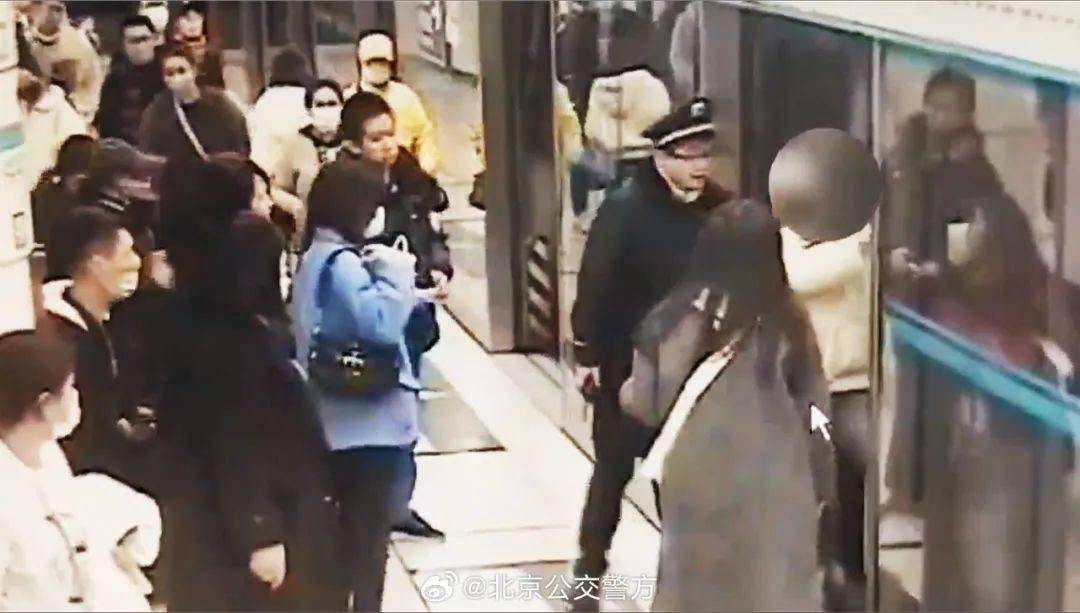 乘客因纠纷堵车门，致地铁延误8分钟！警方：行拘！