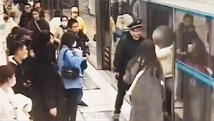 一地铁乘客，被行拘！