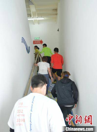 3398级台阶 全球最高垂直马拉松赛吸引海内外选手共聚“上海之巅”
