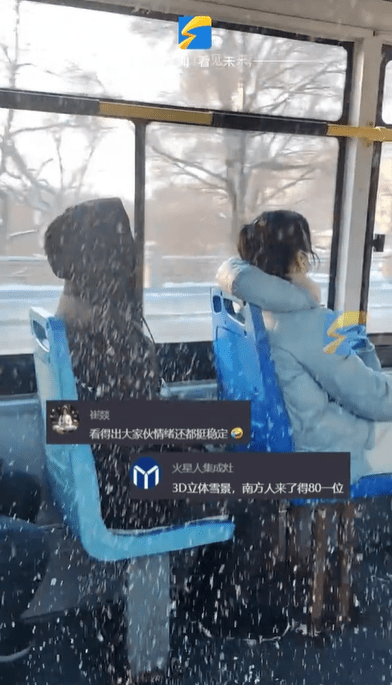 东北公交车车内飘雪乘客淡定乘坐，网友：这观雪巴士在南方不得80一位？