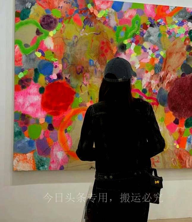 44岁陈乔恩看展，素颜比老公还年轻，被催生无压力把狗当孩子宠