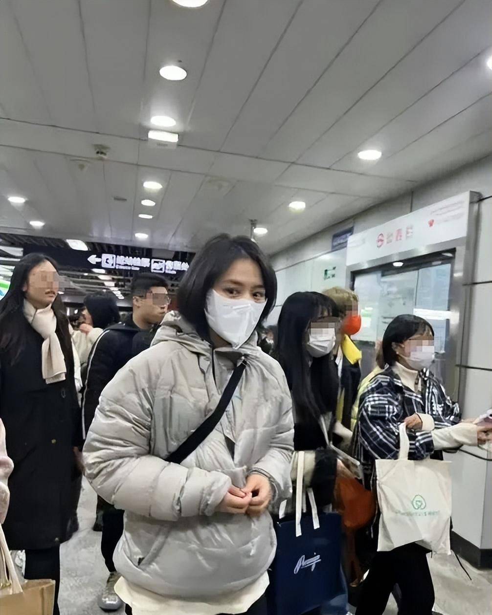 35岁马思纯上海坐地铁被偶遇，真人好瘦眼睛灵动有神，美成焦点