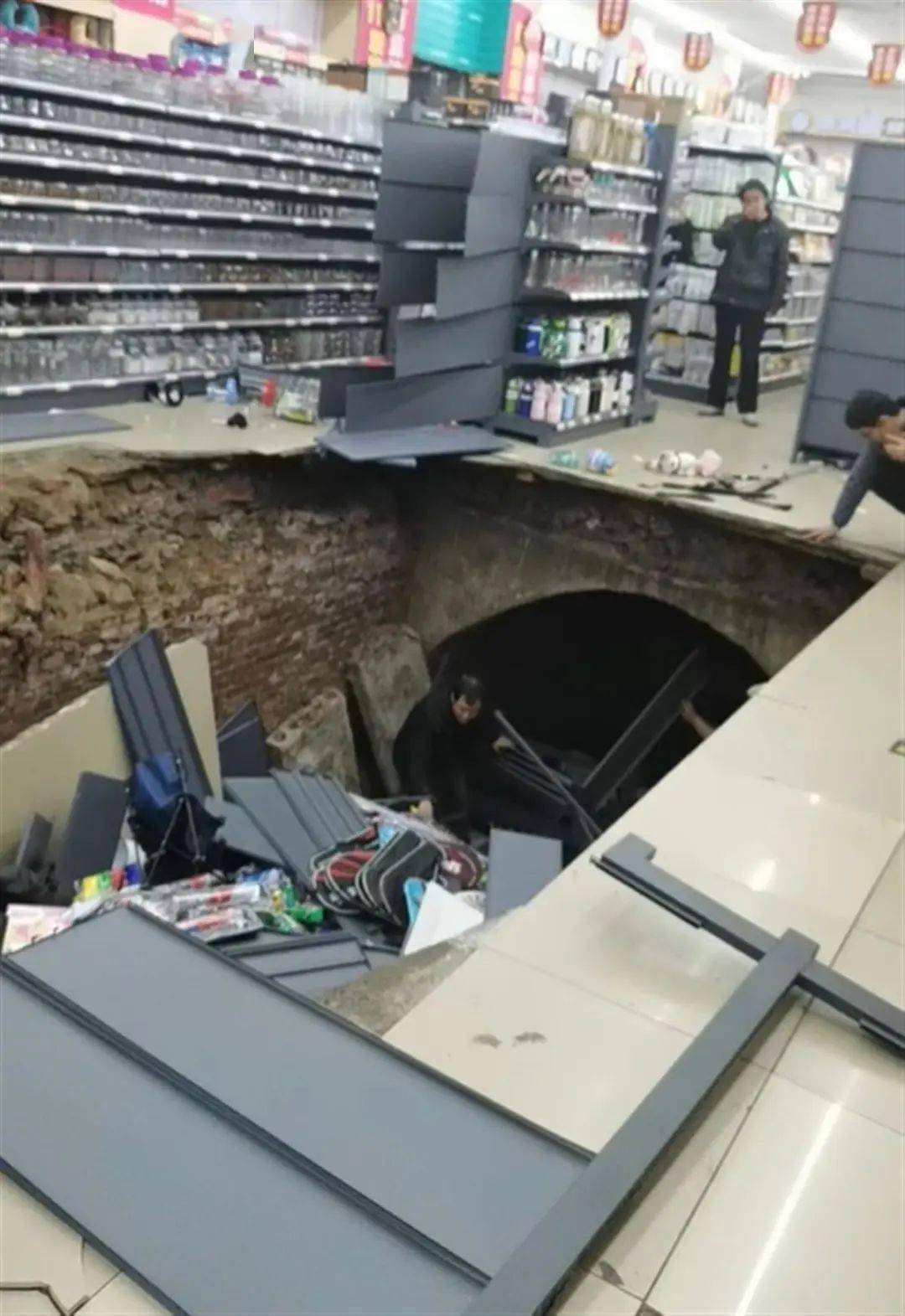一超市突然塌陷！2人掉进洞中