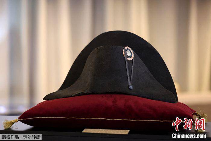 拿破仑标志性双角帽拍出创纪录的190万欧元(图)