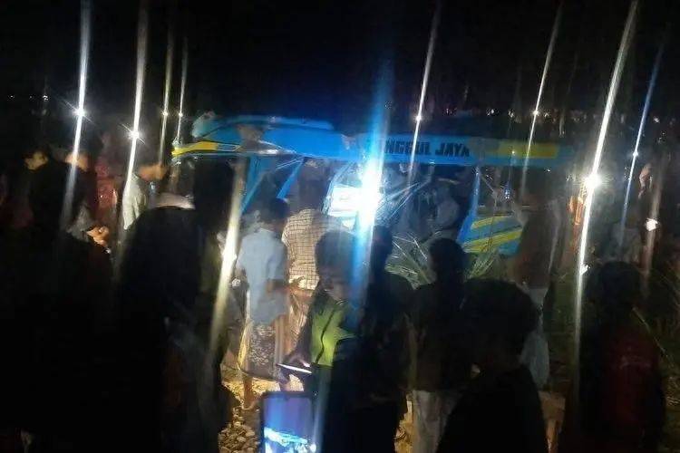 印尼一列火车与巴士相撞，致11死4伤