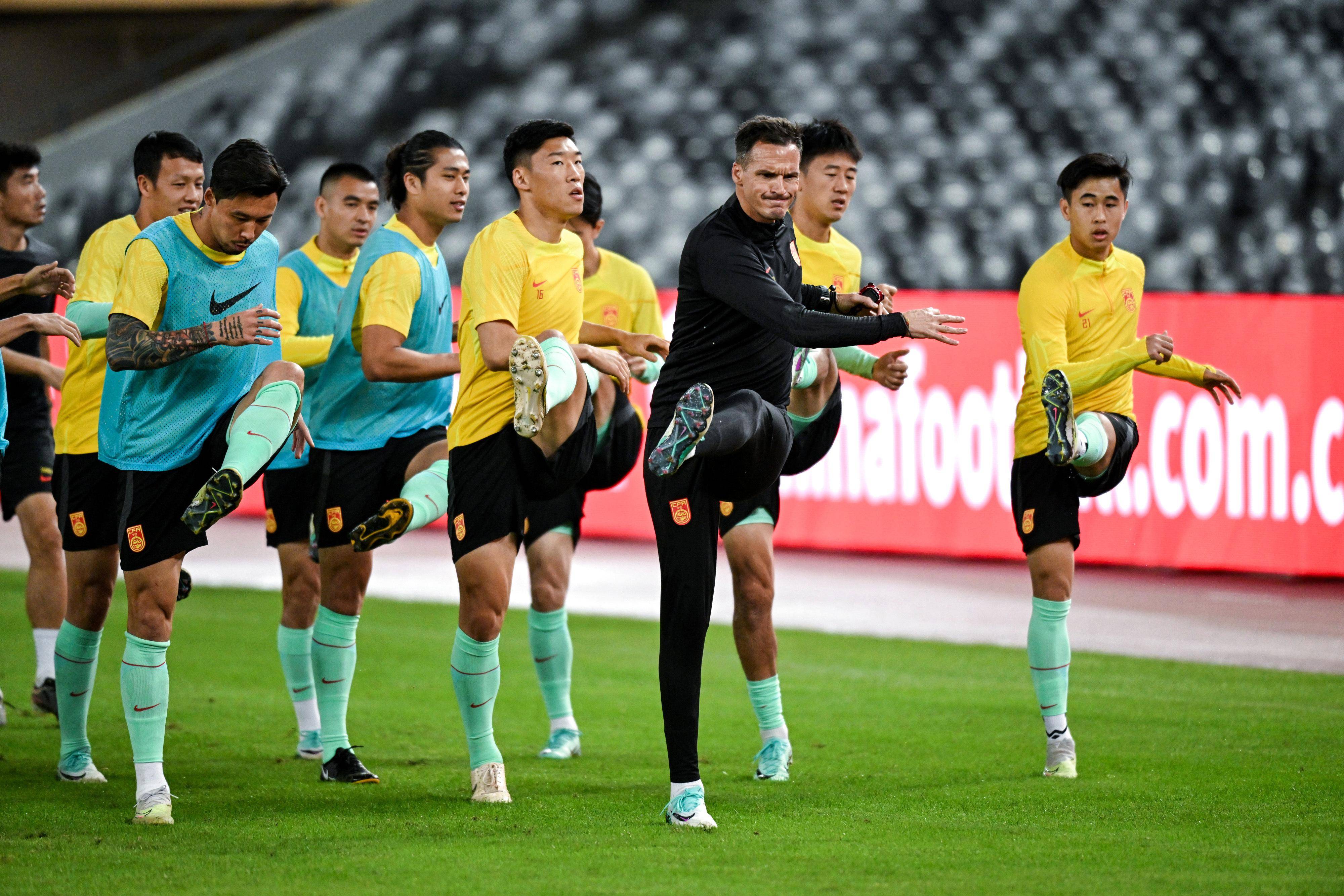 （体育）足球——世预赛：中国队进行赛前训练