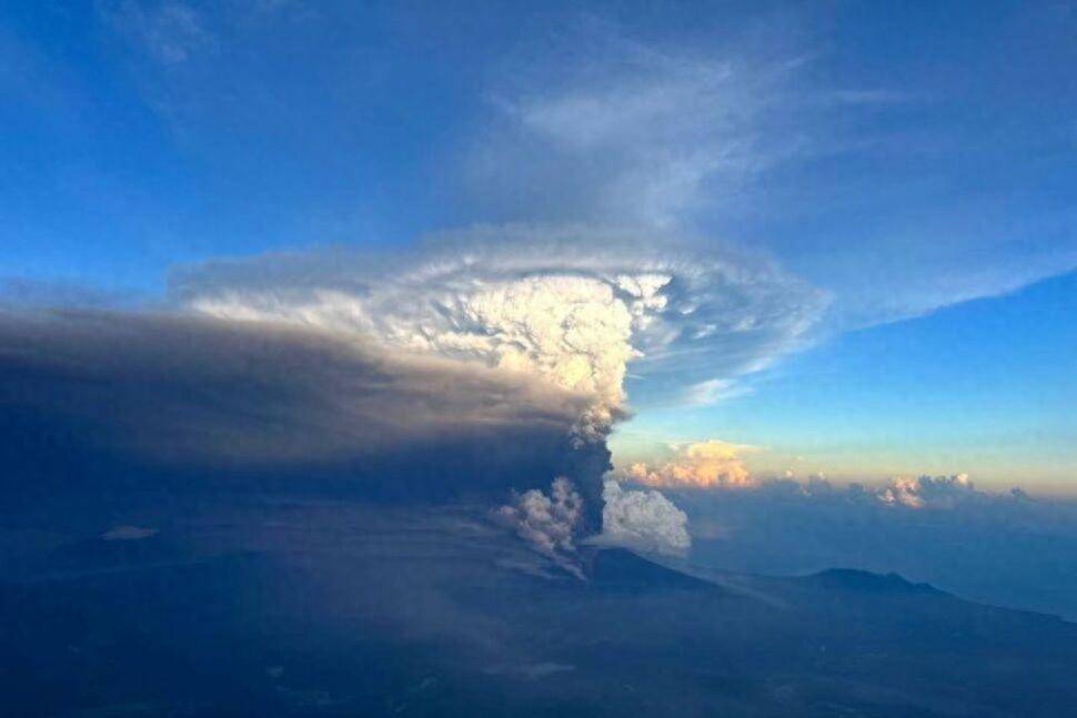 巴布亚新几内亚一座火山喷发 居民撤离航班取消
