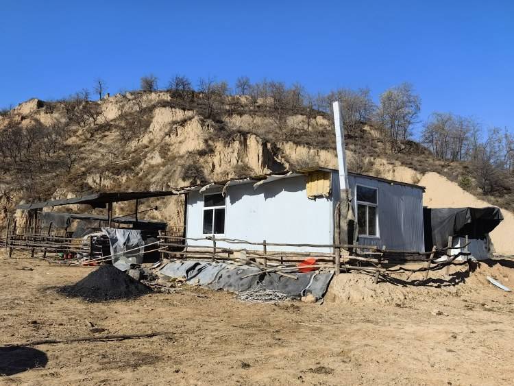 村民称山西吕梁一煤矿采空区上方民宅被强拆，牛棚旁搭板房度日