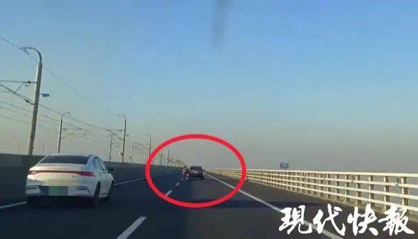 视频疯传！摩托车超车时撞上前车，女骑手坠桥身亡，属实！